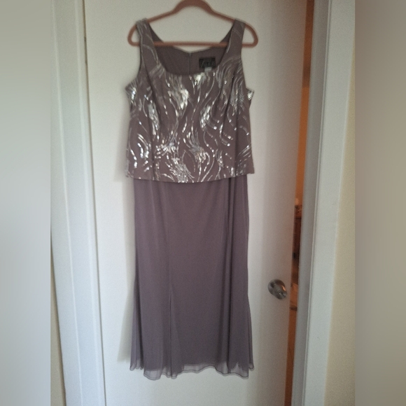 Lovely taupe evening gown with matching jacket - Picture 3 of 4